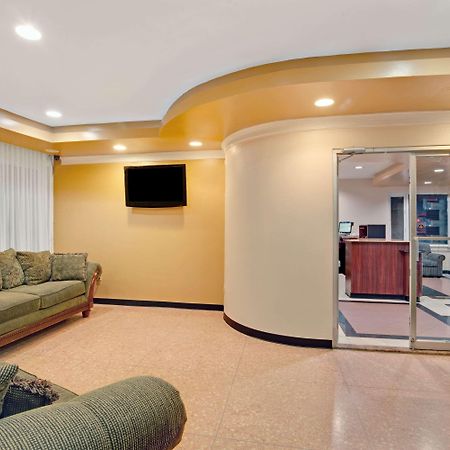 Super 8 By Wyndham Milford/New Haven Hotel Exterior photo