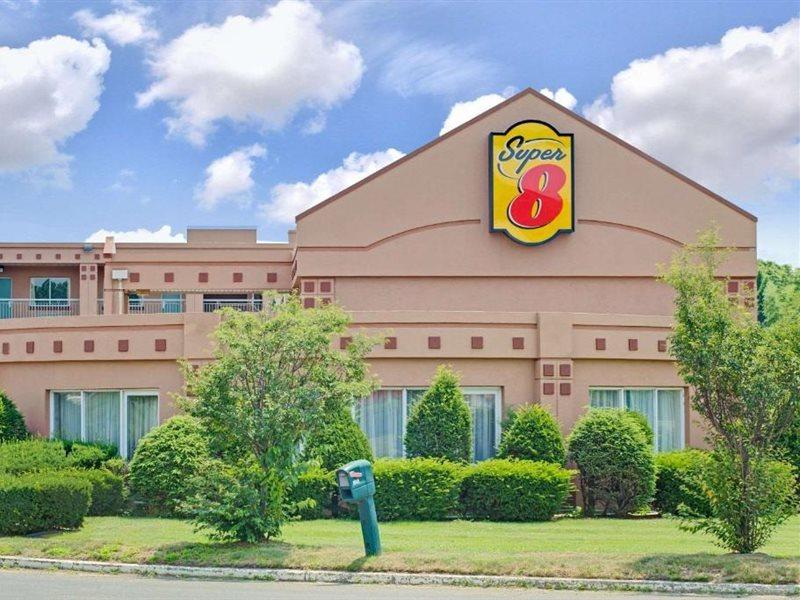Super 8 By Wyndham Milford/New Haven Hotel Exterior photo