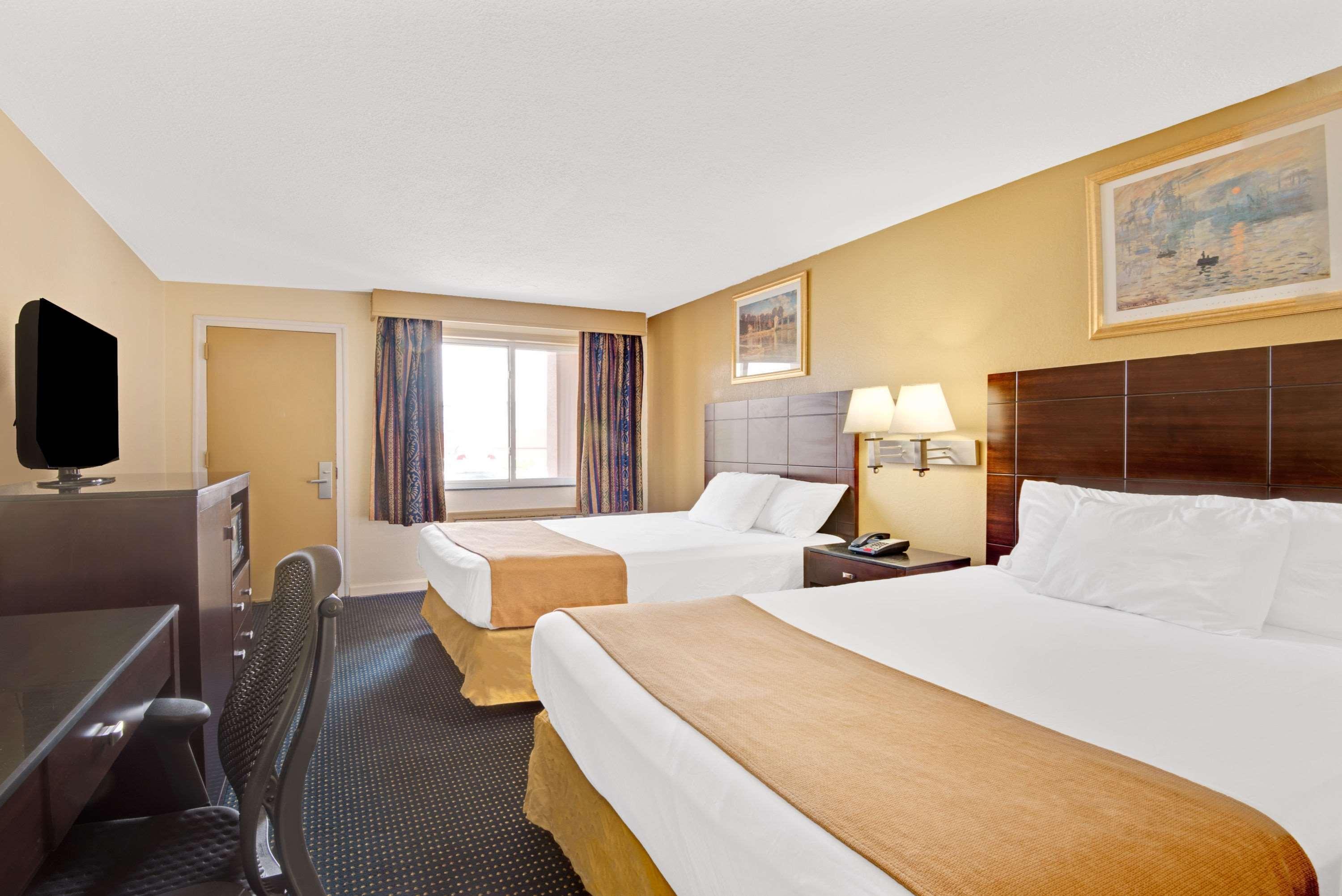 Super 8 By Wyndham Milford/New Haven Hotel Exterior photo