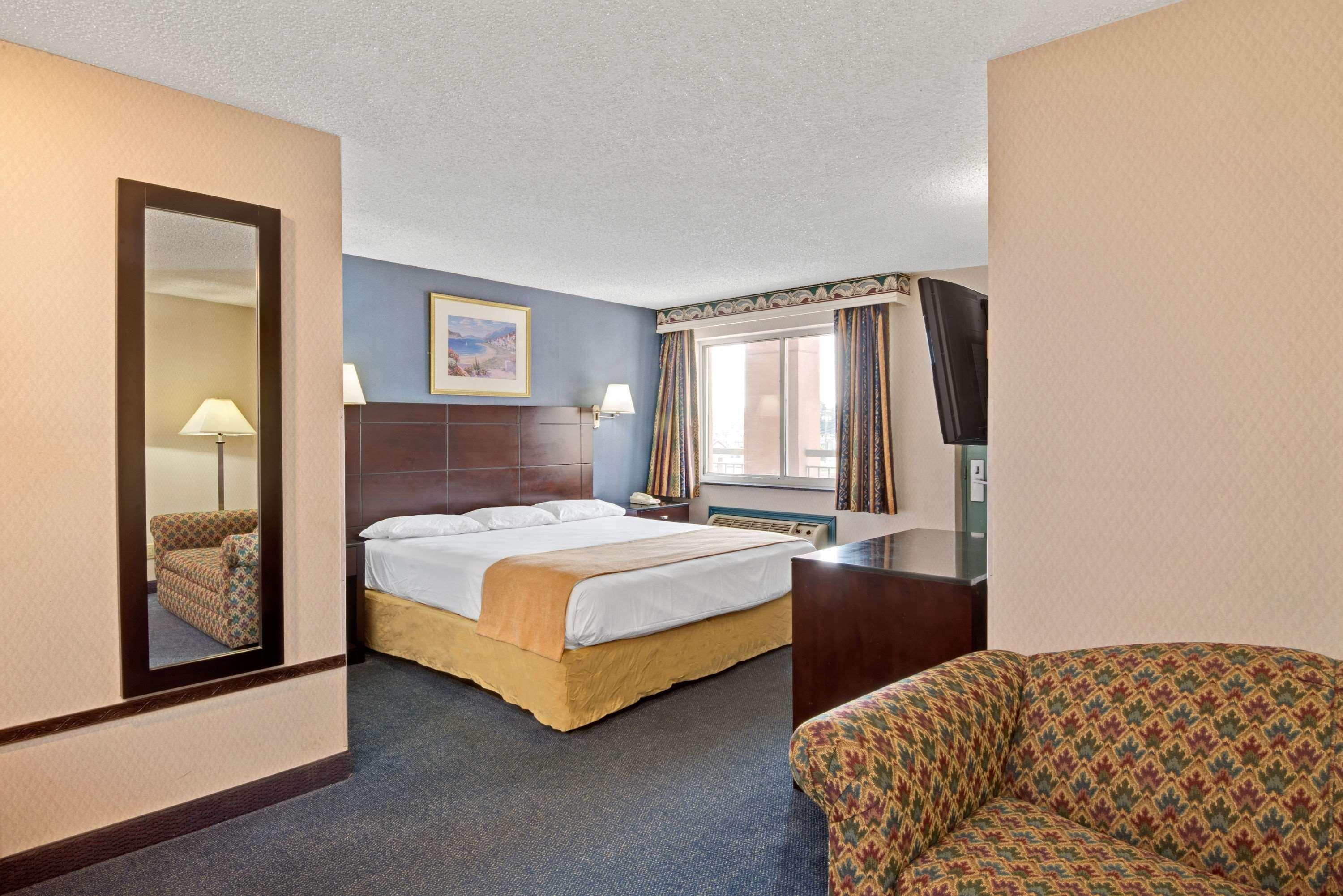 Super 8 By Wyndham Milford/New Haven Hotel Exterior photo