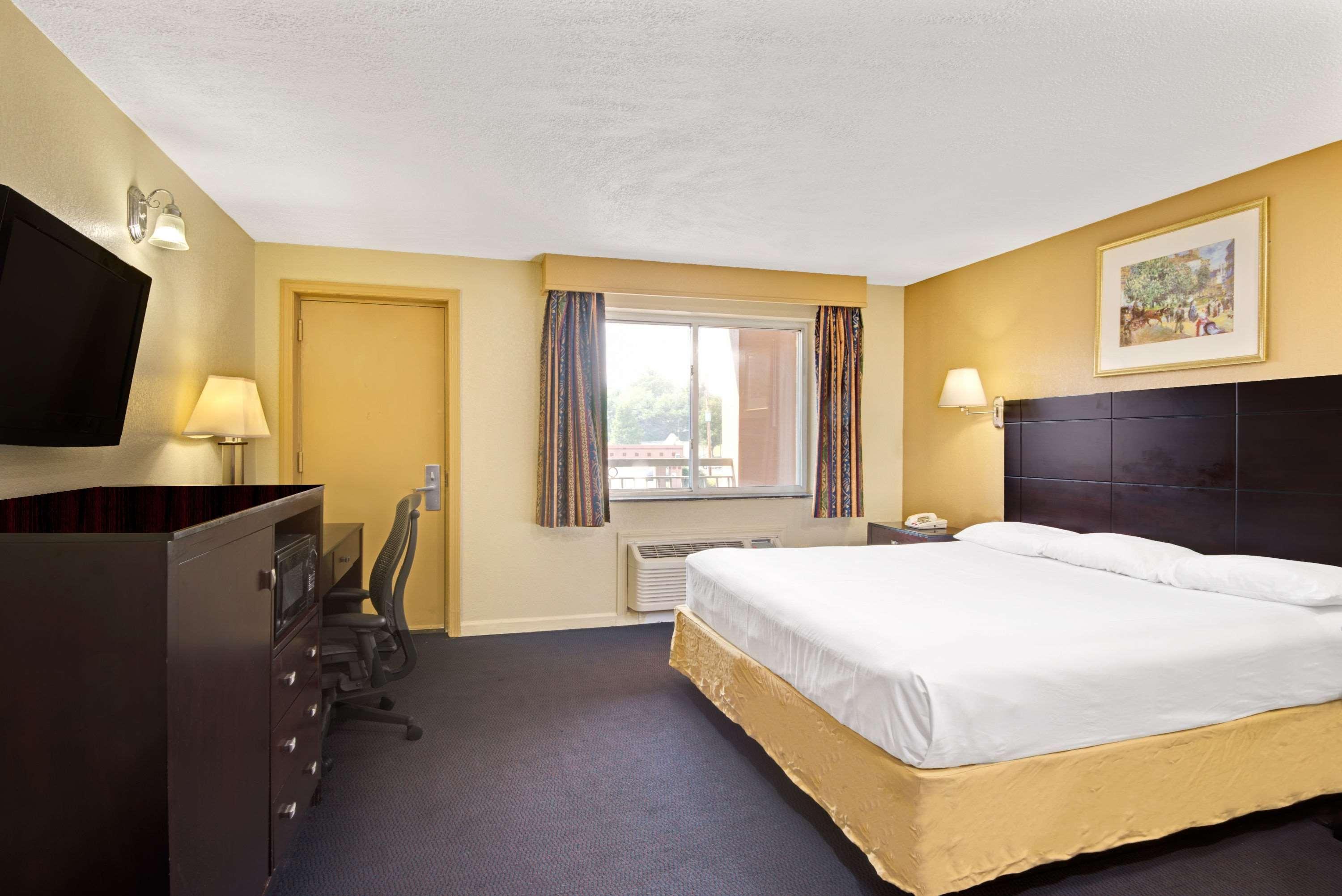 Super 8 By Wyndham Milford/New Haven Hotel Exterior photo