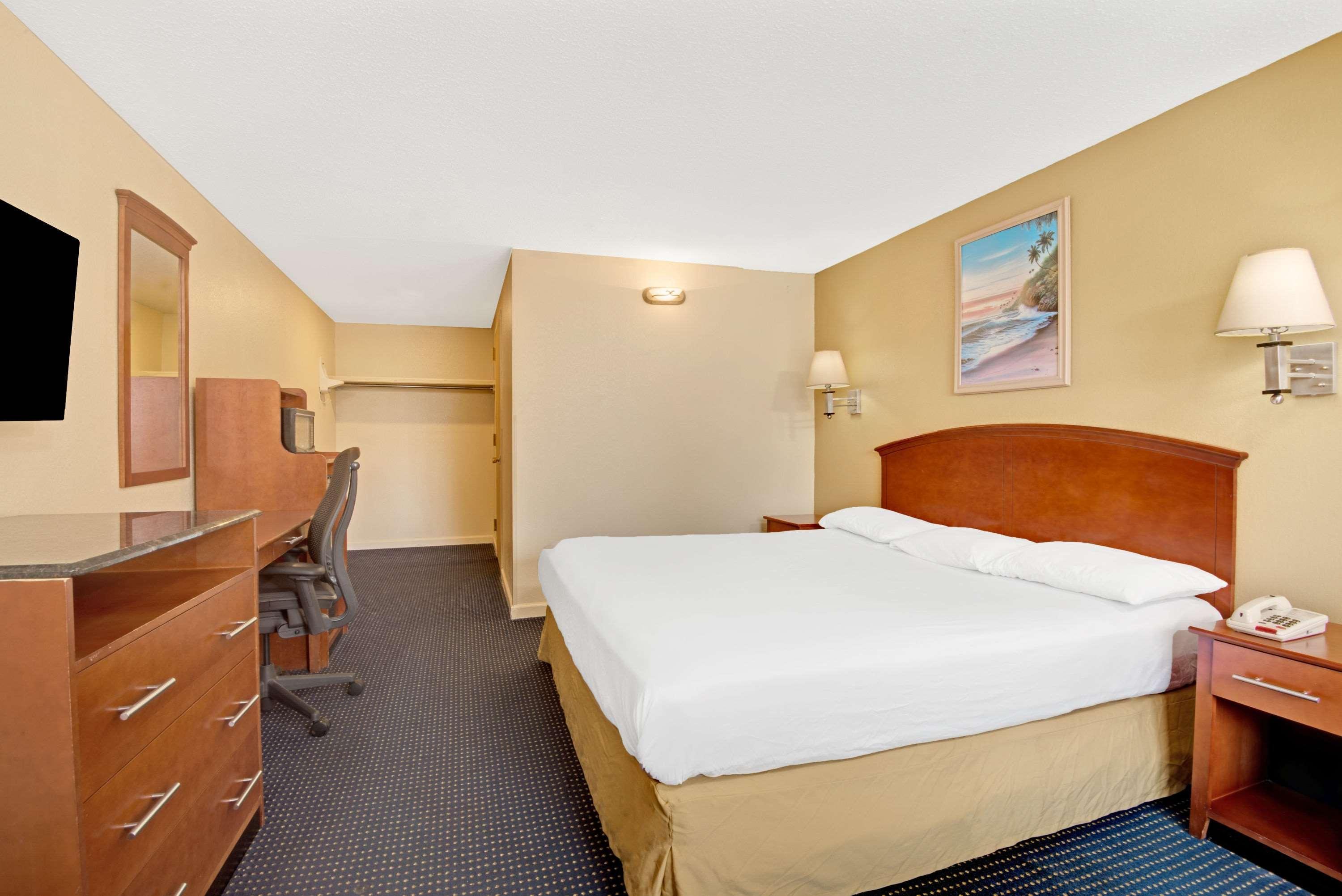 Super 8 By Wyndham Milford/New Haven Hotel Exterior photo