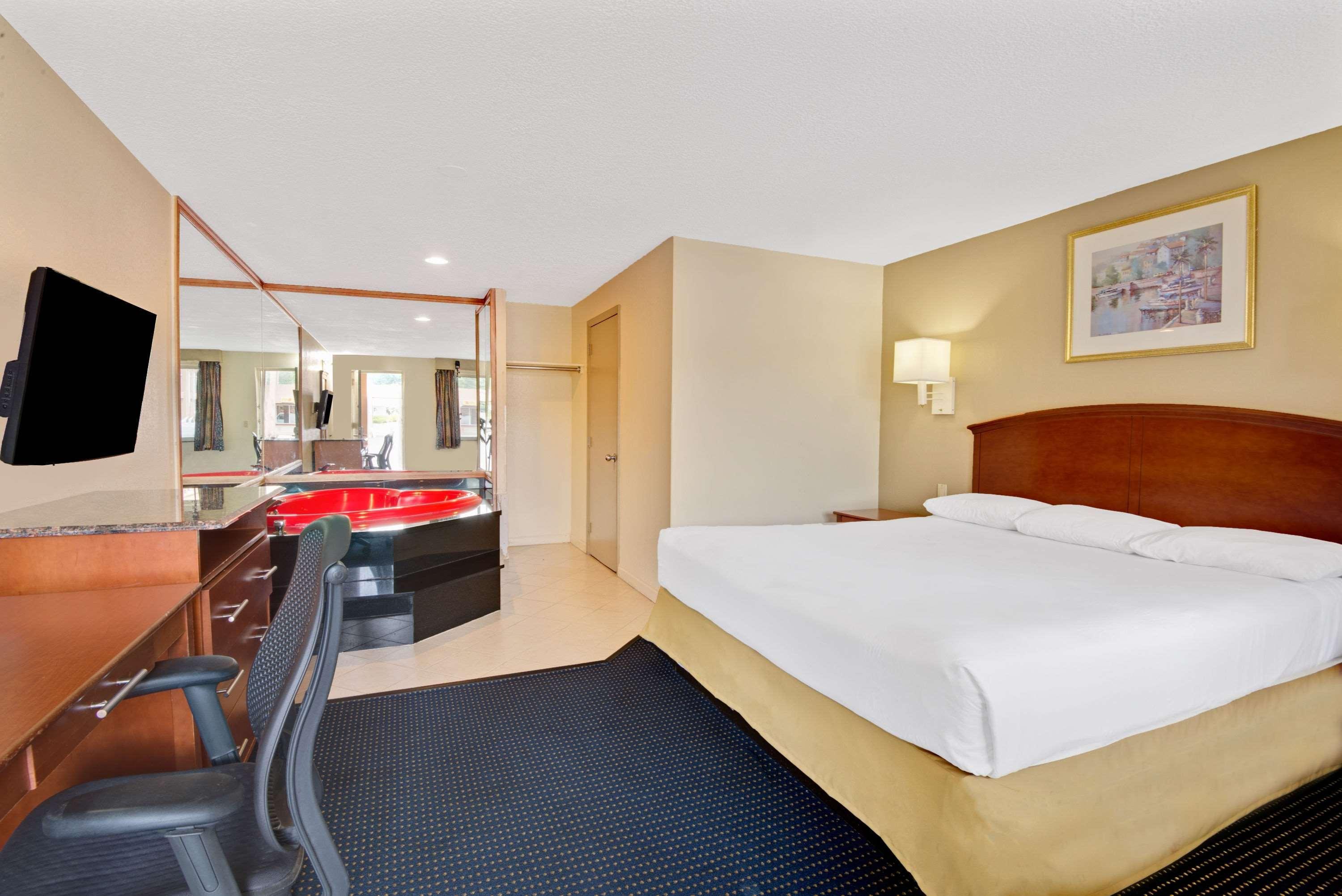 Super 8 By Wyndham Milford/New Haven Hotel Exterior photo