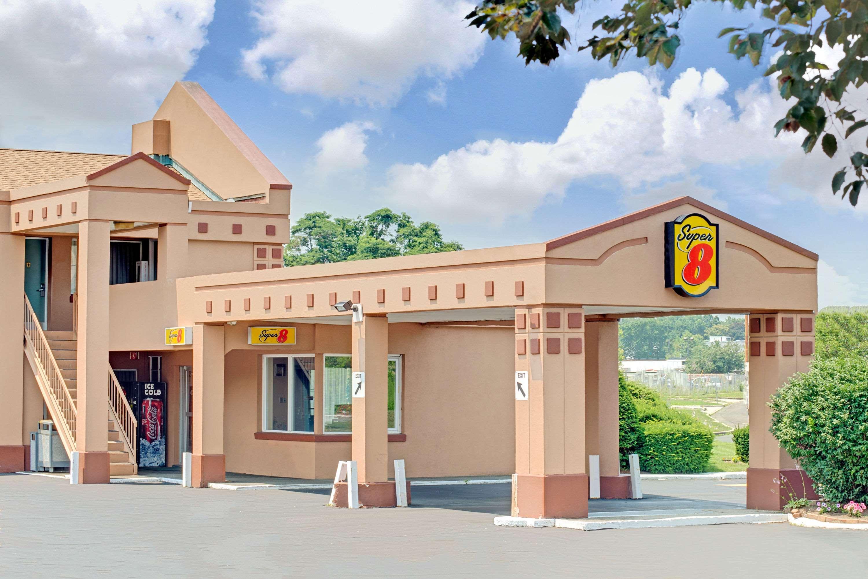 Super 8 By Wyndham Milford/New Haven Hotel Exterior photo