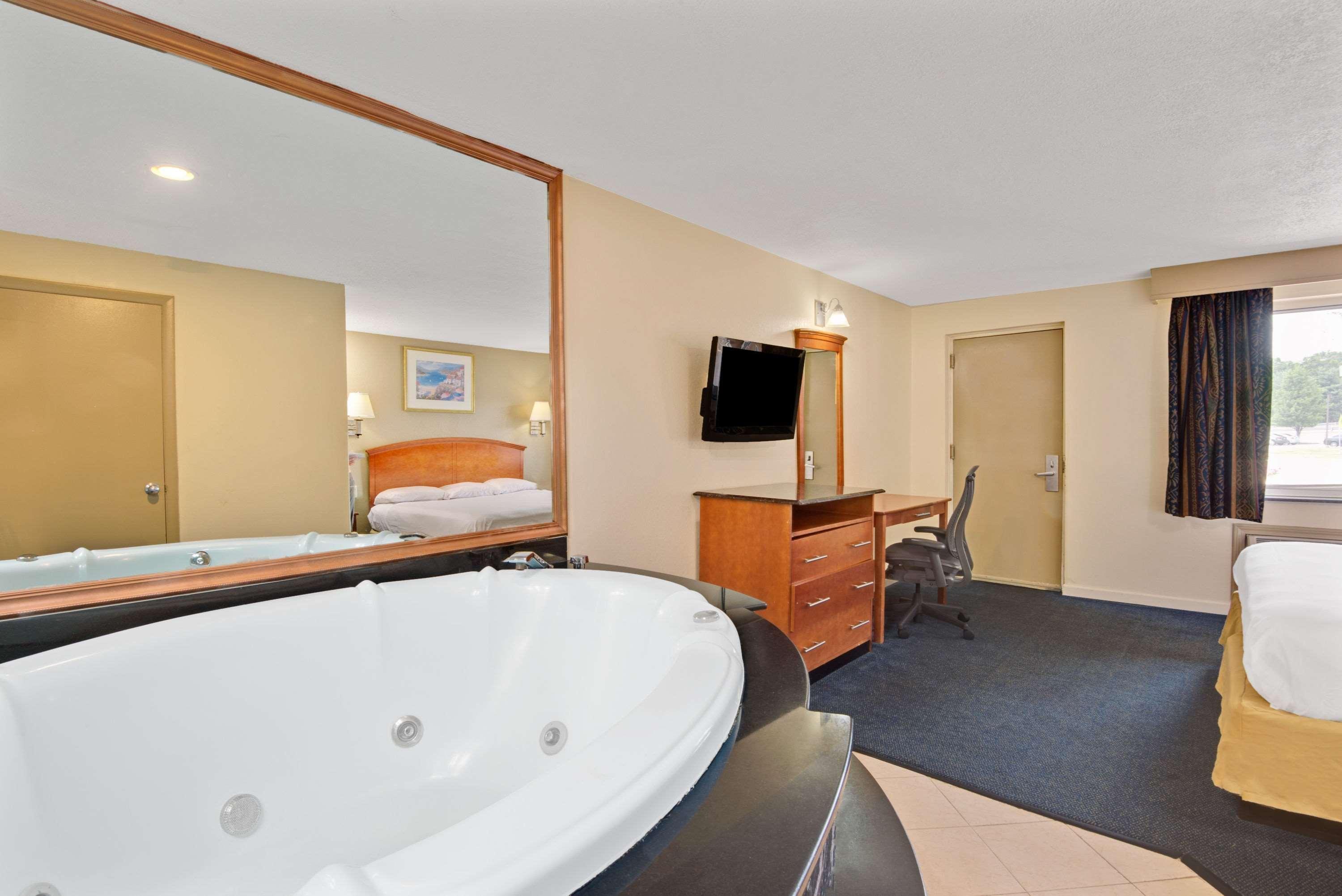 Super 8 By Wyndham Milford/New Haven Hotel Exterior photo
