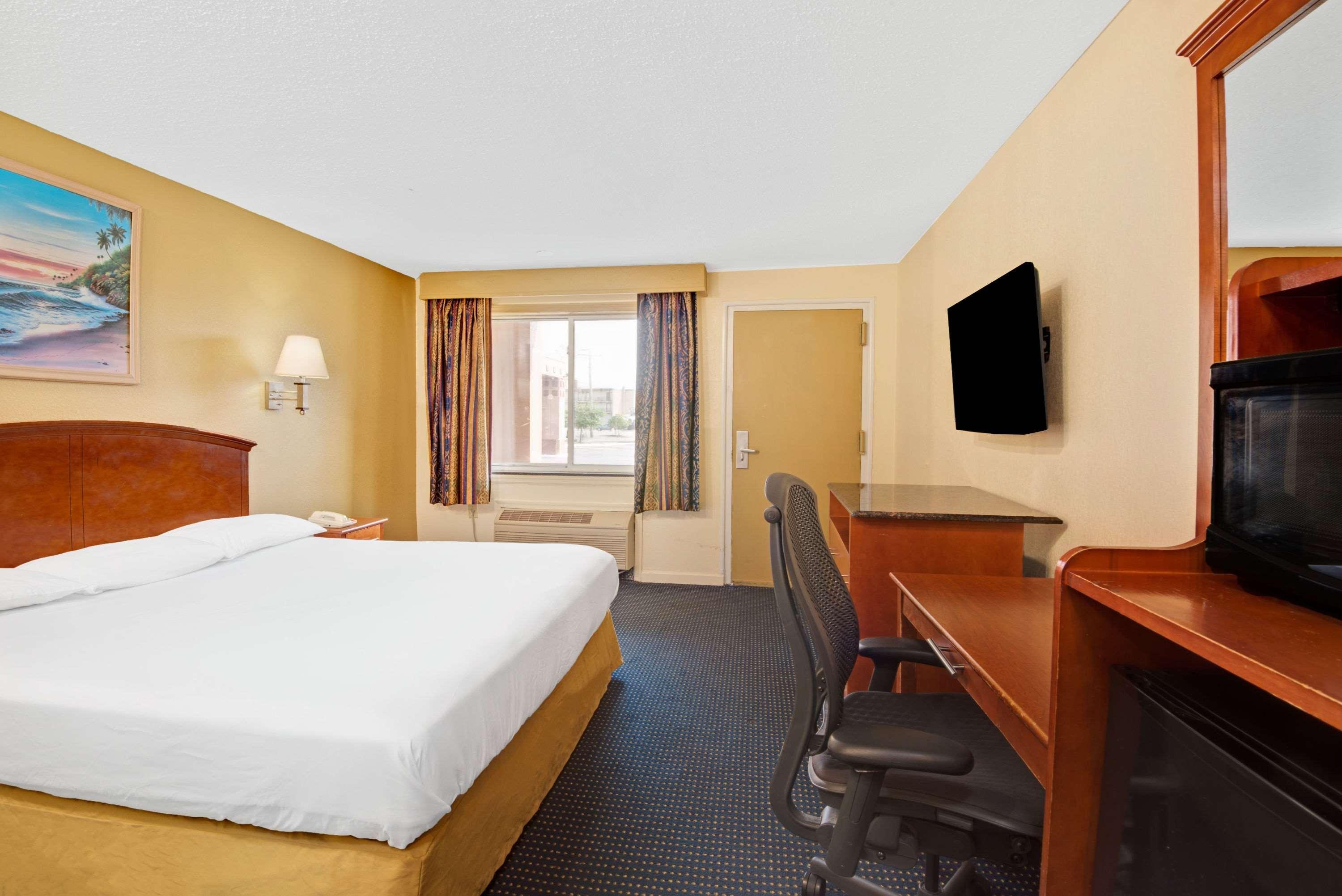 Super 8 By Wyndham Milford/New Haven Hotel Exterior photo
