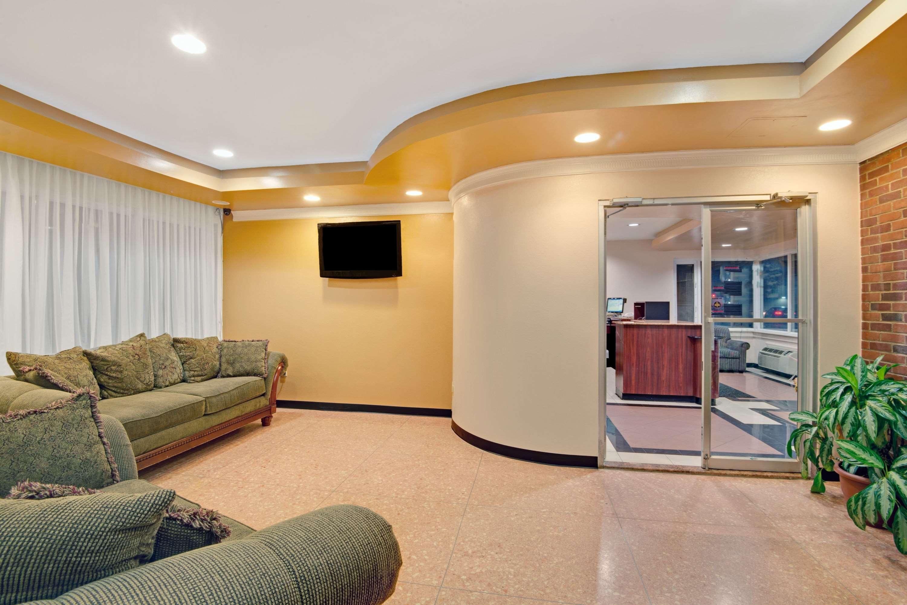 Super 8 By Wyndham Milford/New Haven Hotel Exterior photo
