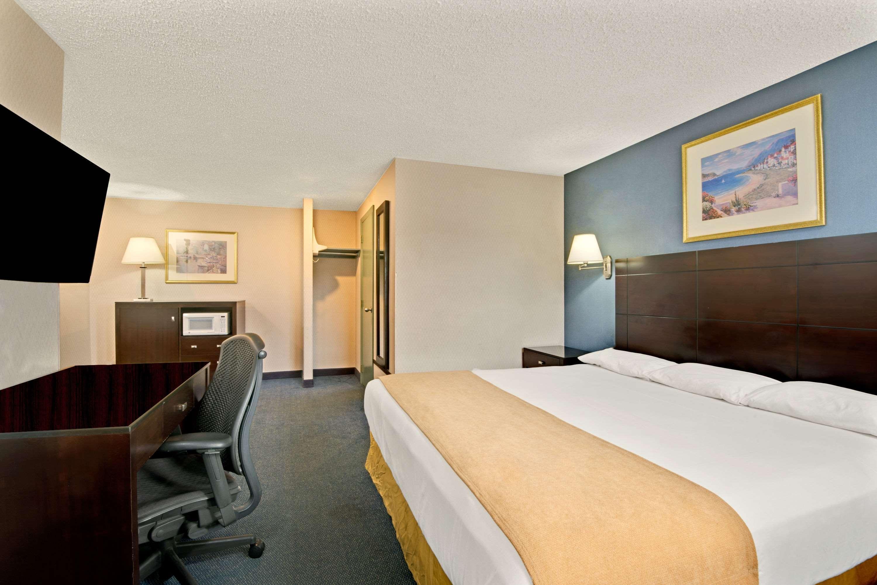 Super 8 By Wyndham Milford/New Haven Hotel Exterior photo