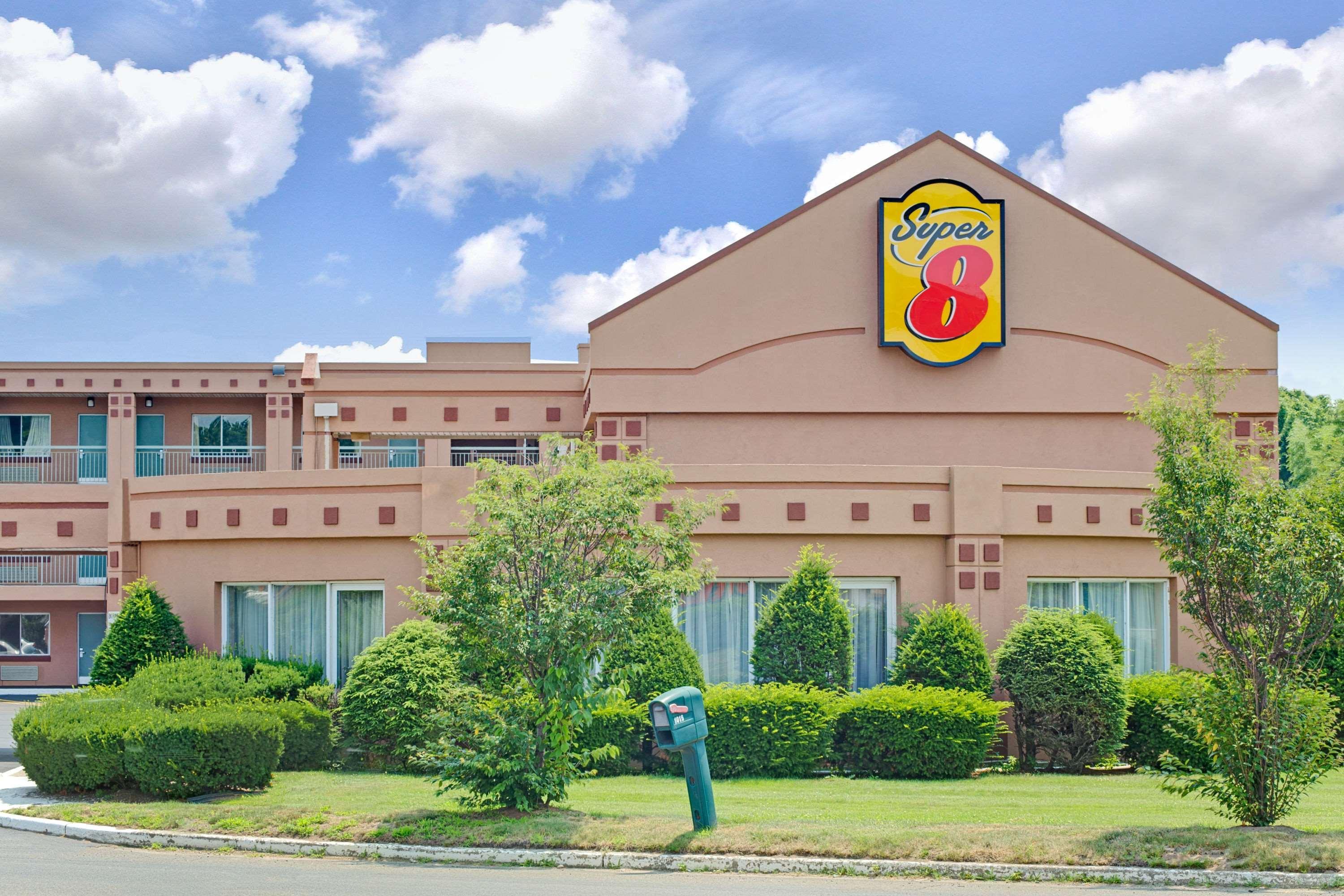 Super 8 By Wyndham Milford/New Haven Hotel Exterior photo