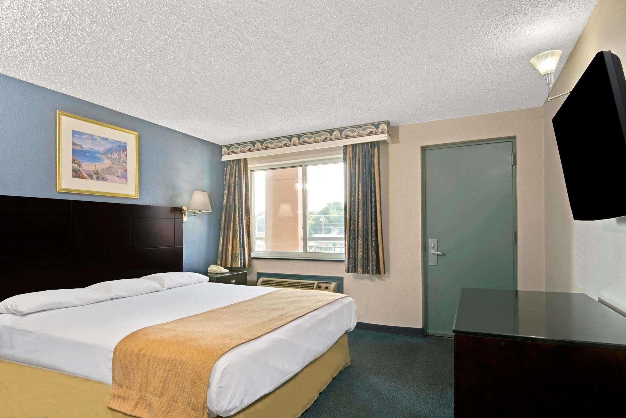 Super 8 By Wyndham Milford/New Haven Hotel Exterior photo