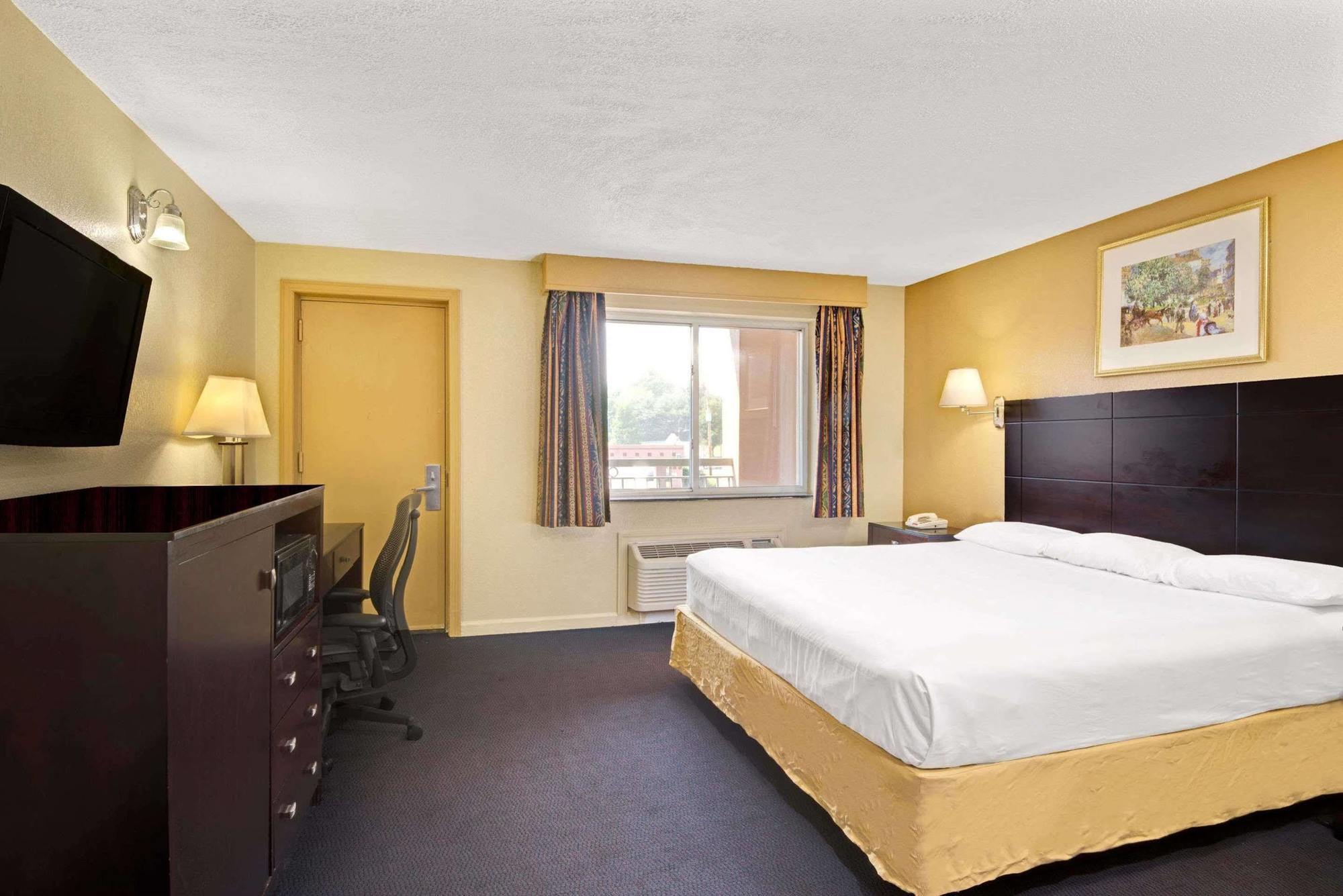 Super 8 By Wyndham Milford/New Haven Hotel Exterior photo
