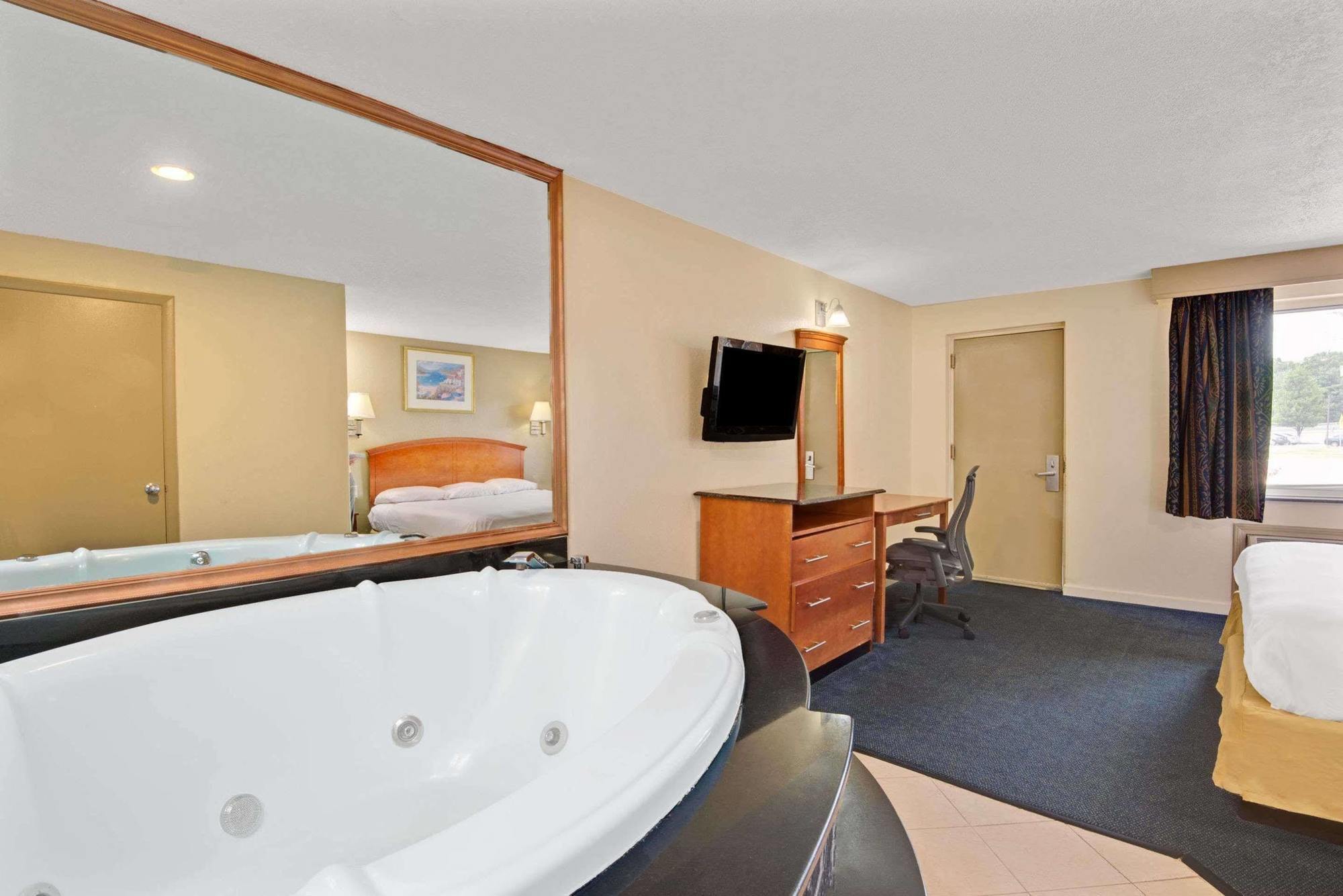 Super 8 By Wyndham Milford/New Haven Hotel Exterior photo